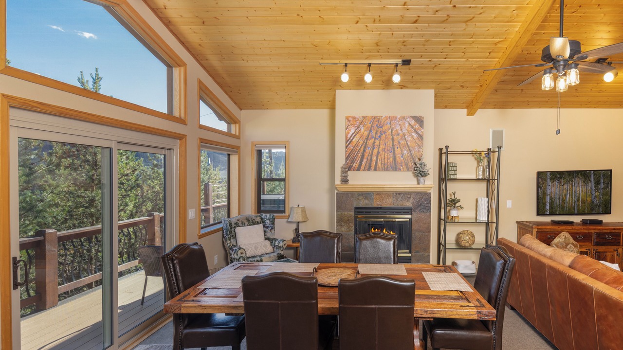 Photo of Livingroom in Summit Cove