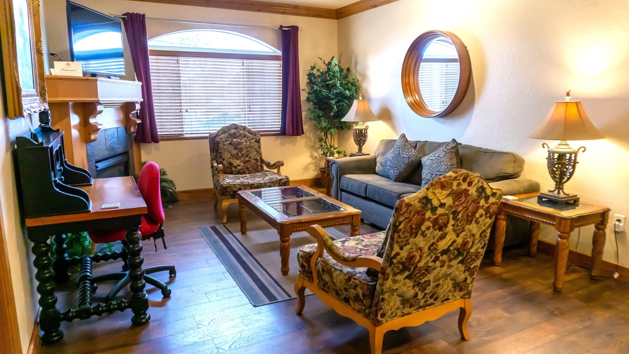 Photo of Livingroom in Midway
