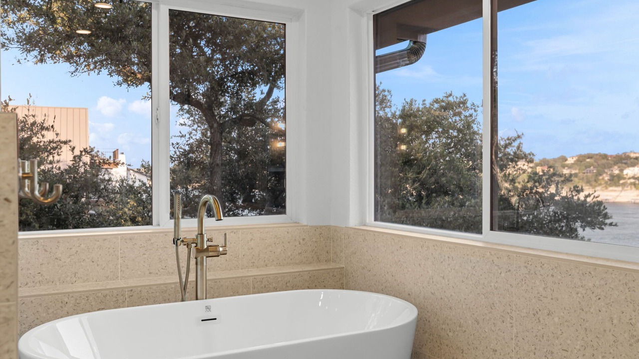 Photo of Bathroom in Point Venture