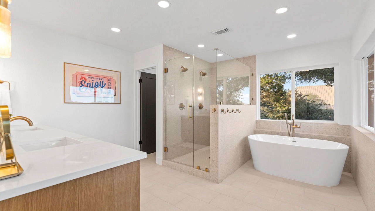 Photo of Bathroom in Point Venture