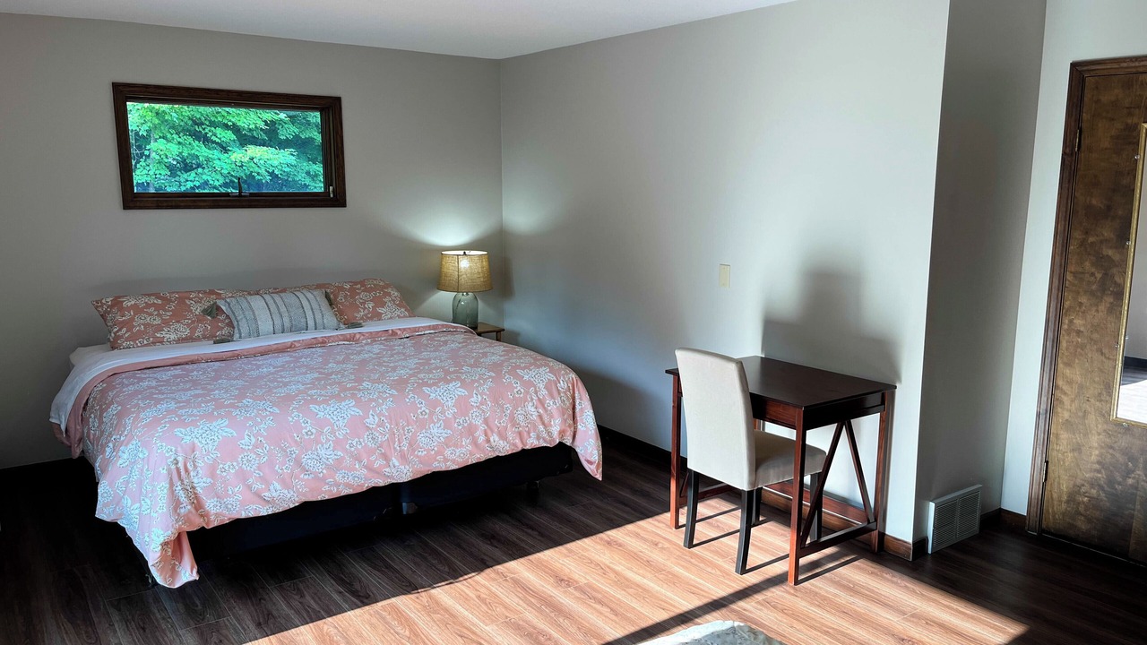 Photo of Bedroom in Maple City