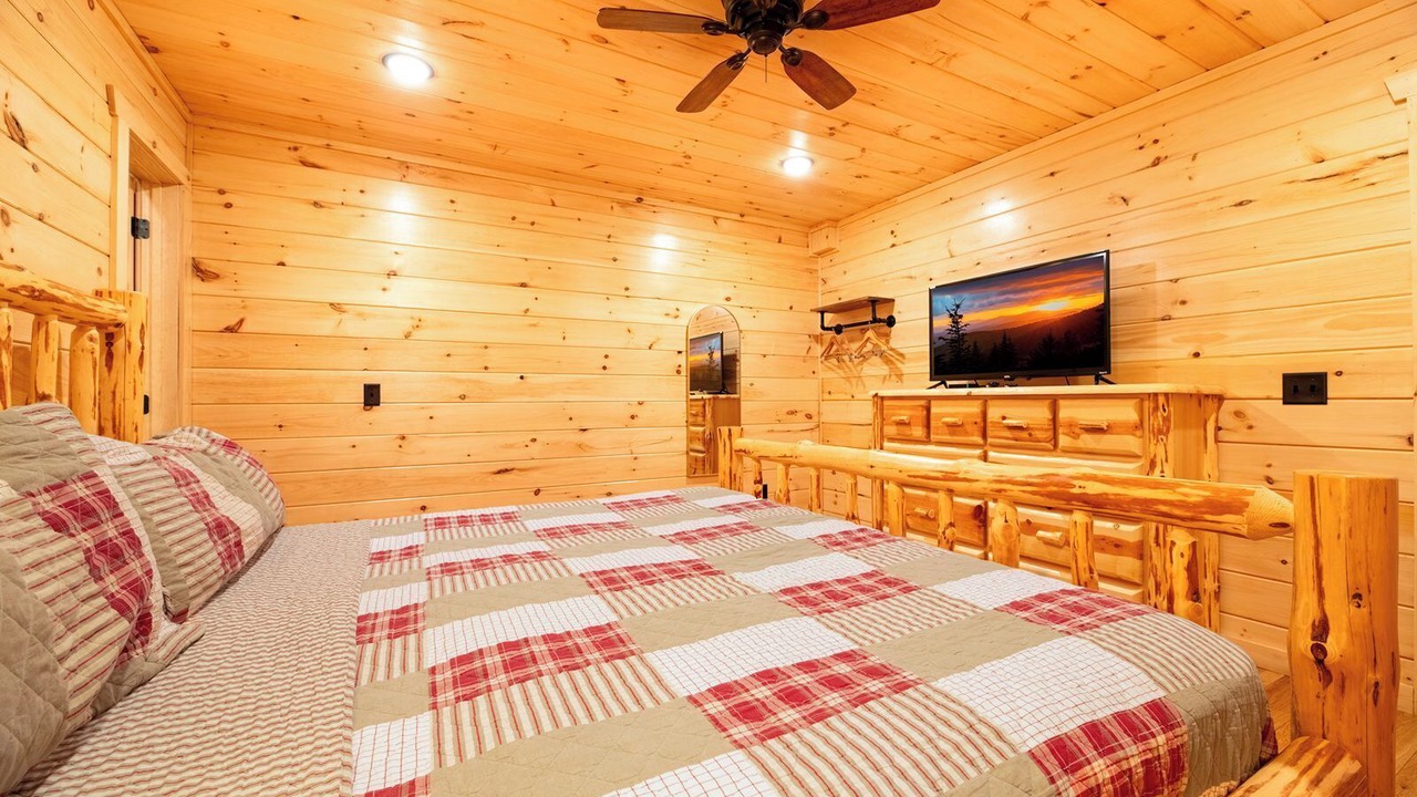 Photo of Bedroom in White Oak Lodge