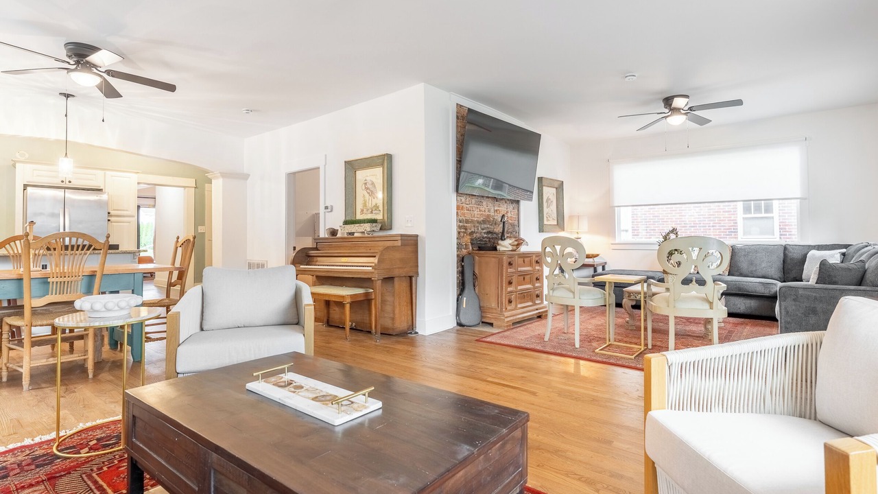 Photo of Livingroom in East Hill