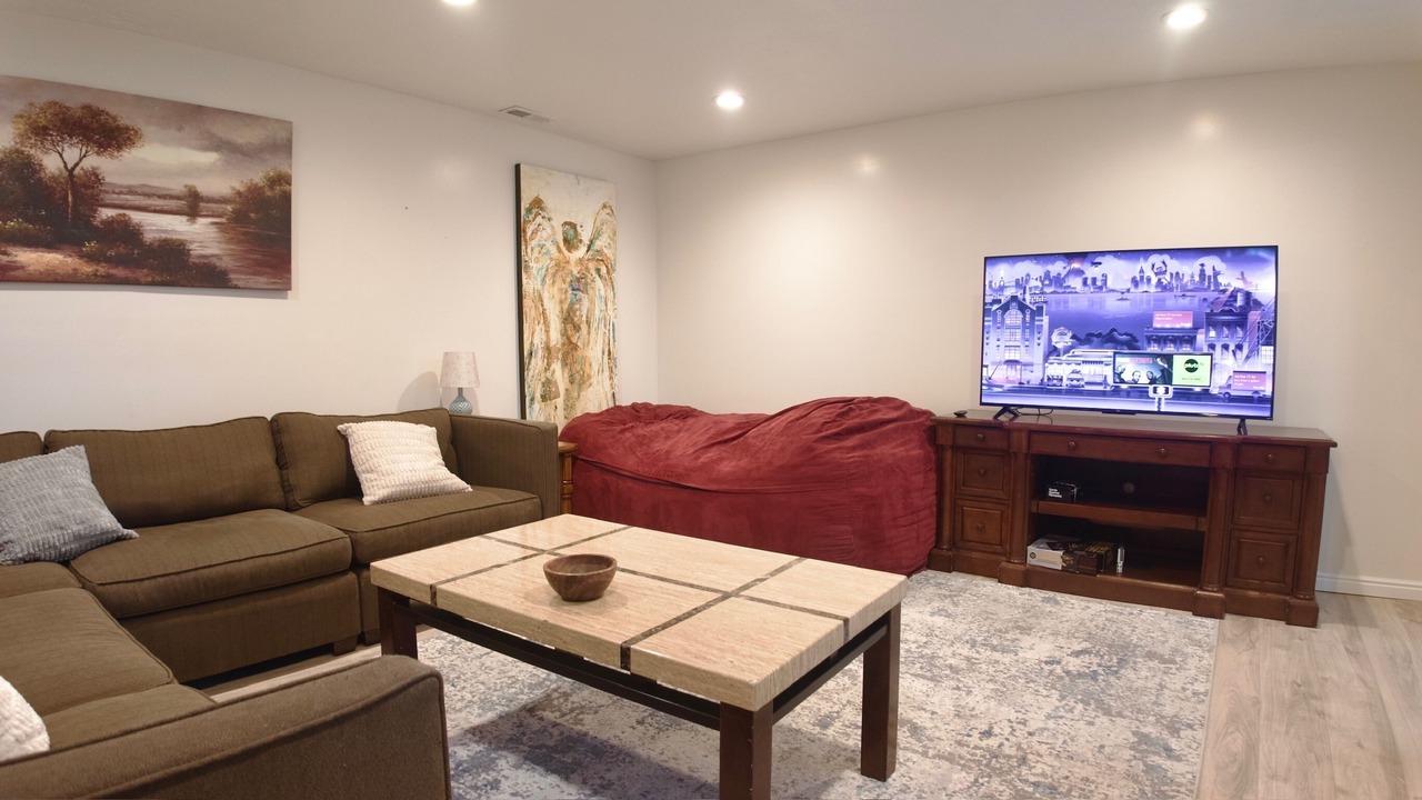 Photo of Livingroom in Midvale
