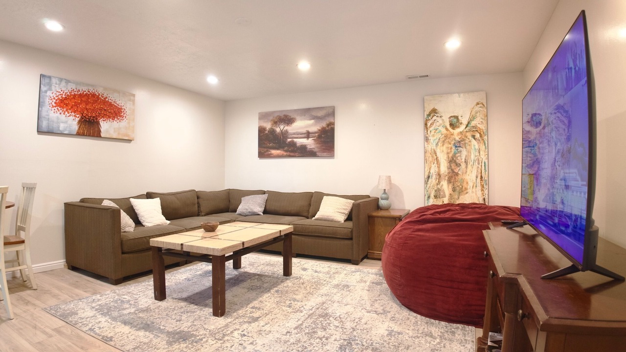 Photo of Livingroom in Midvale