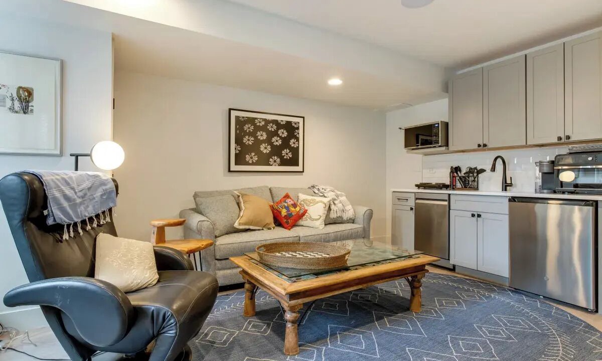 Photo of Livingroom in Jefferson Park