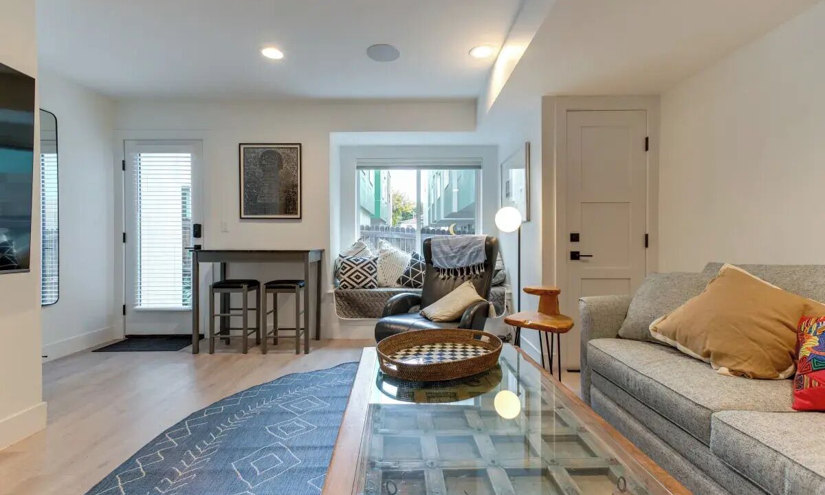 Photo of Livingroom in Jefferson Park