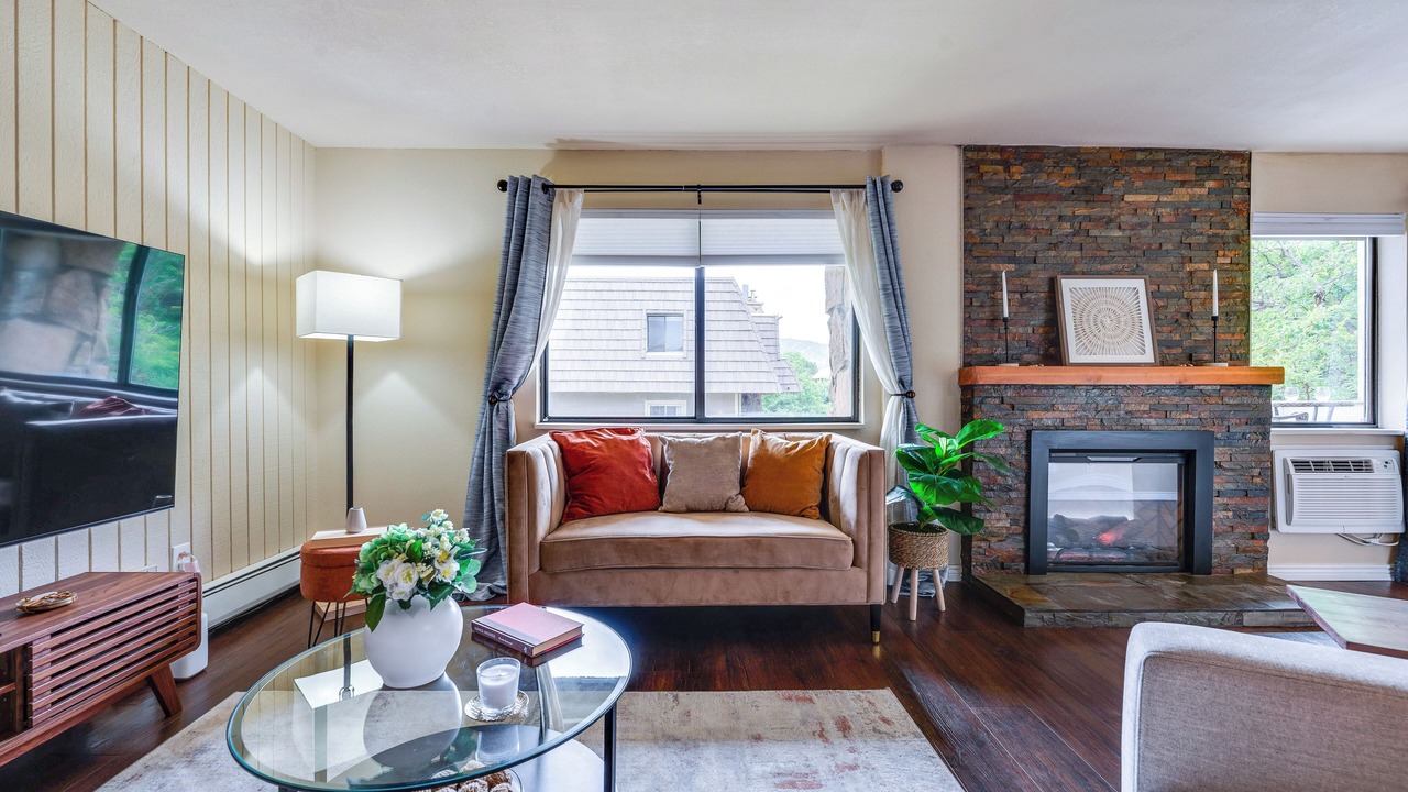 Photo of Livingroom in Glenwood Grove - North Iris