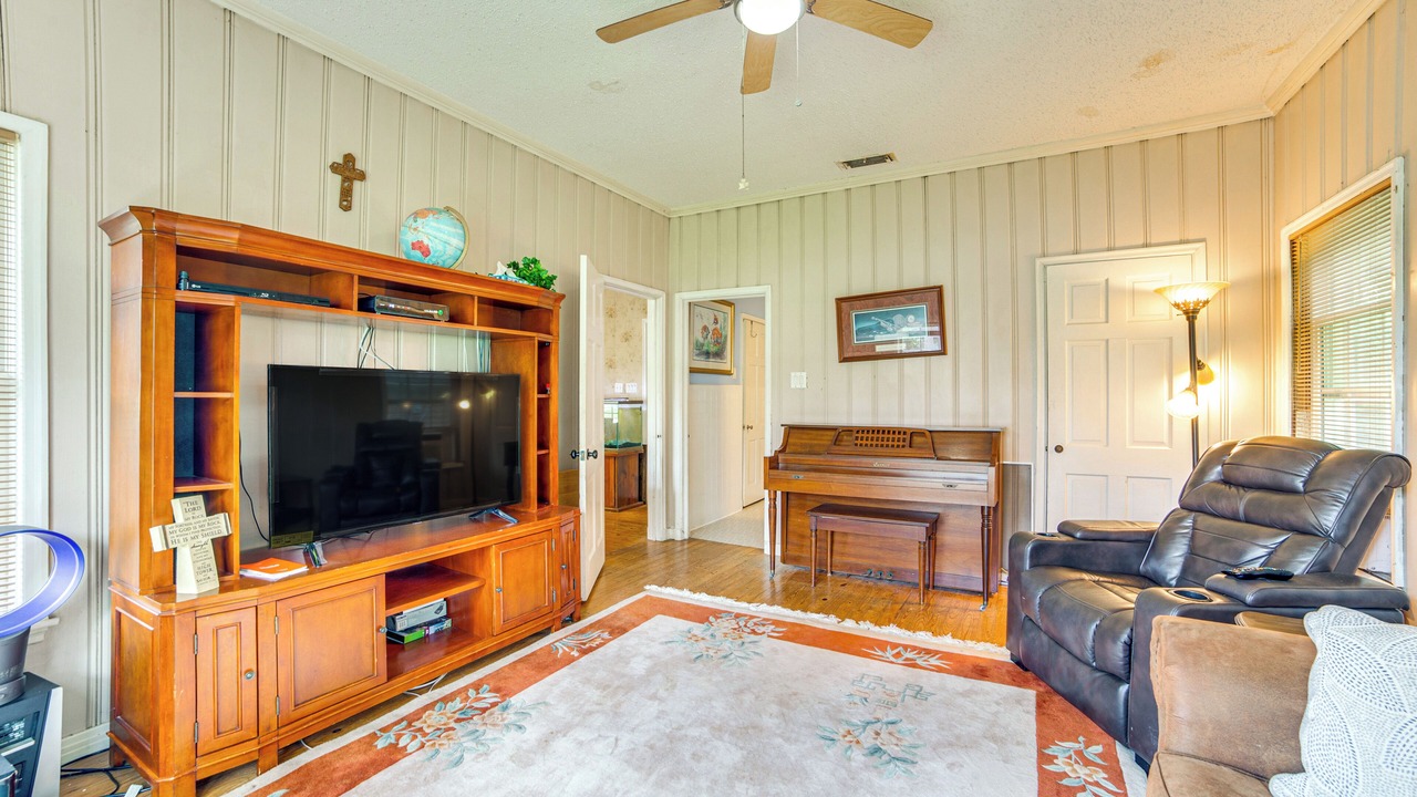 Photo of Livingroom in Flint
