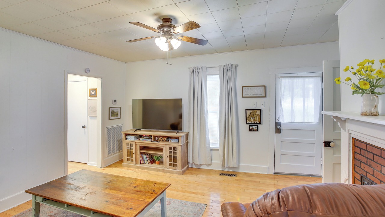 Photo of Livingroom in Cross Plains