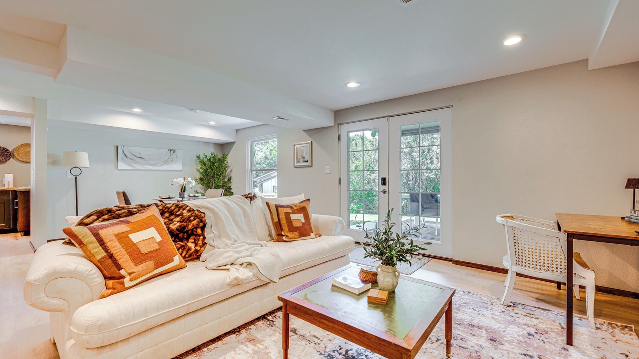 Photo of Livingroom in North Central Westminster