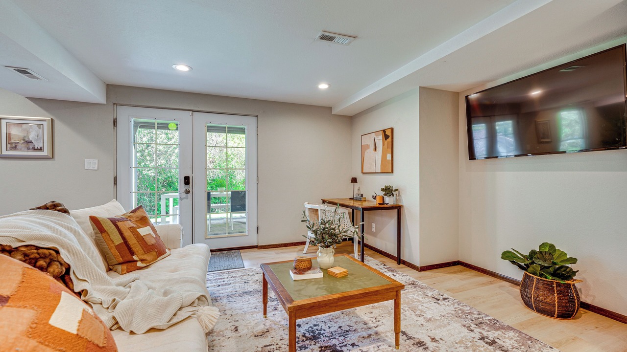 Photo of Livingroom in North Central Westminster