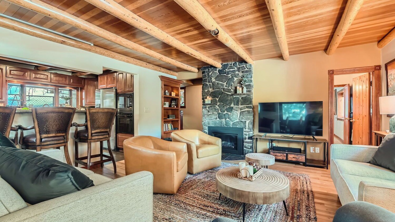 Photo of Livingroom in Shadow Mountain
