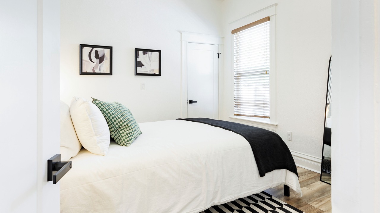 Photo of Bedroom in Jefferson Park