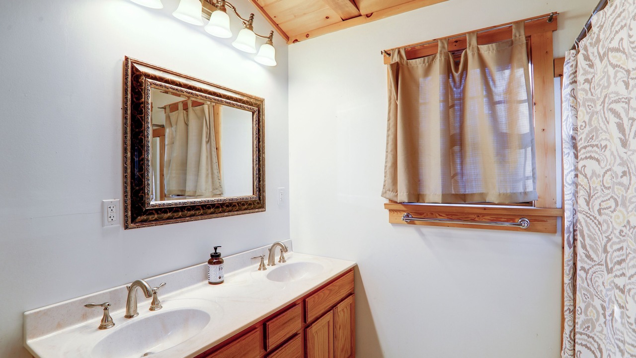 Photo of Bathroom in Hickory Hills