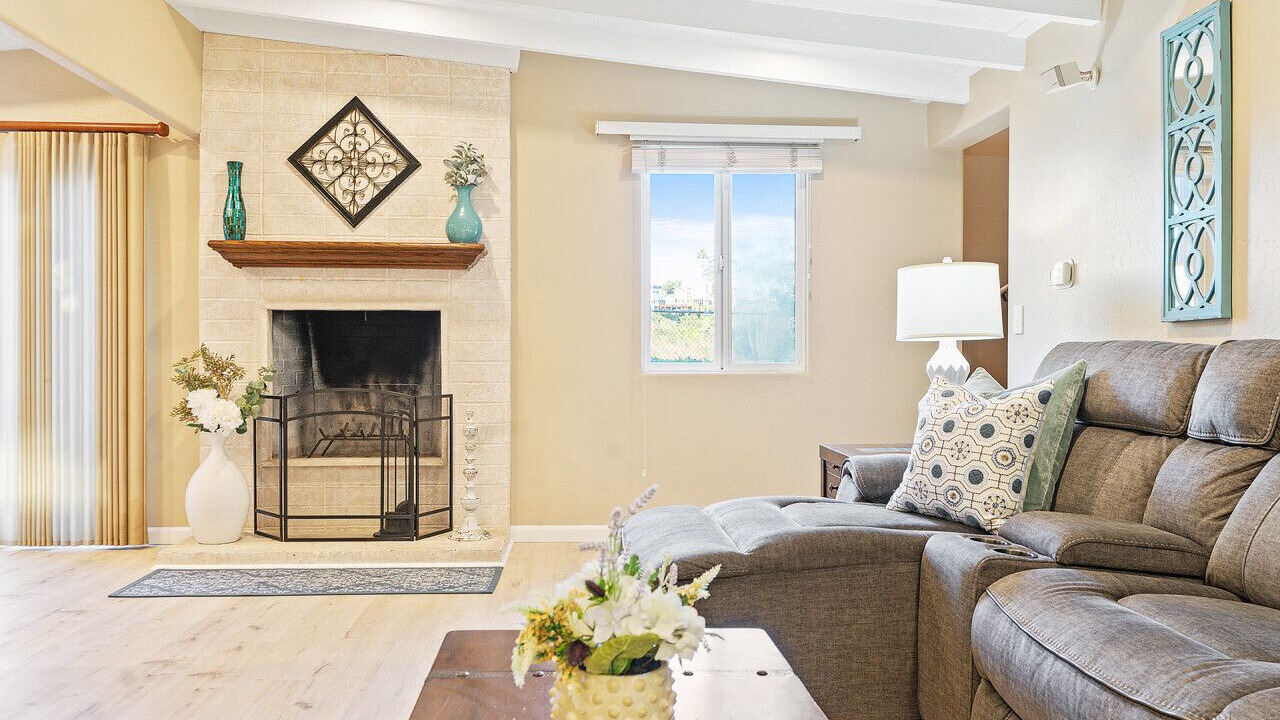 Photo of Livingroom in Bay Park