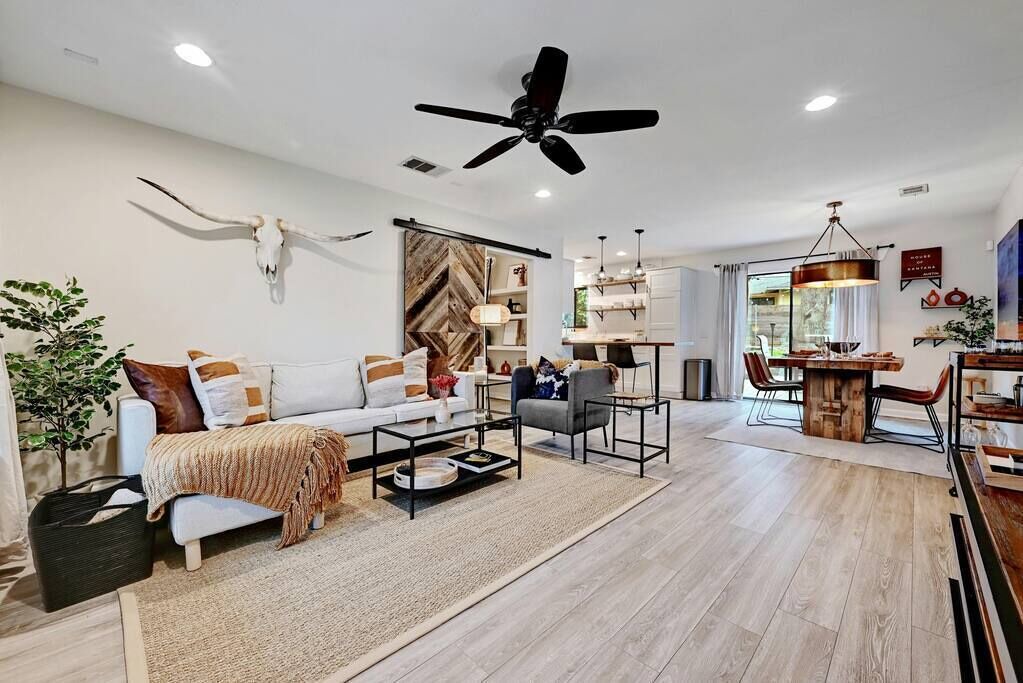 Photo of Livingroom in Greater South River City