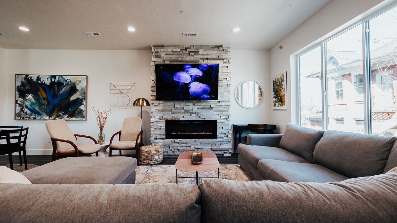 Photo of Livingroom in People's Freeway