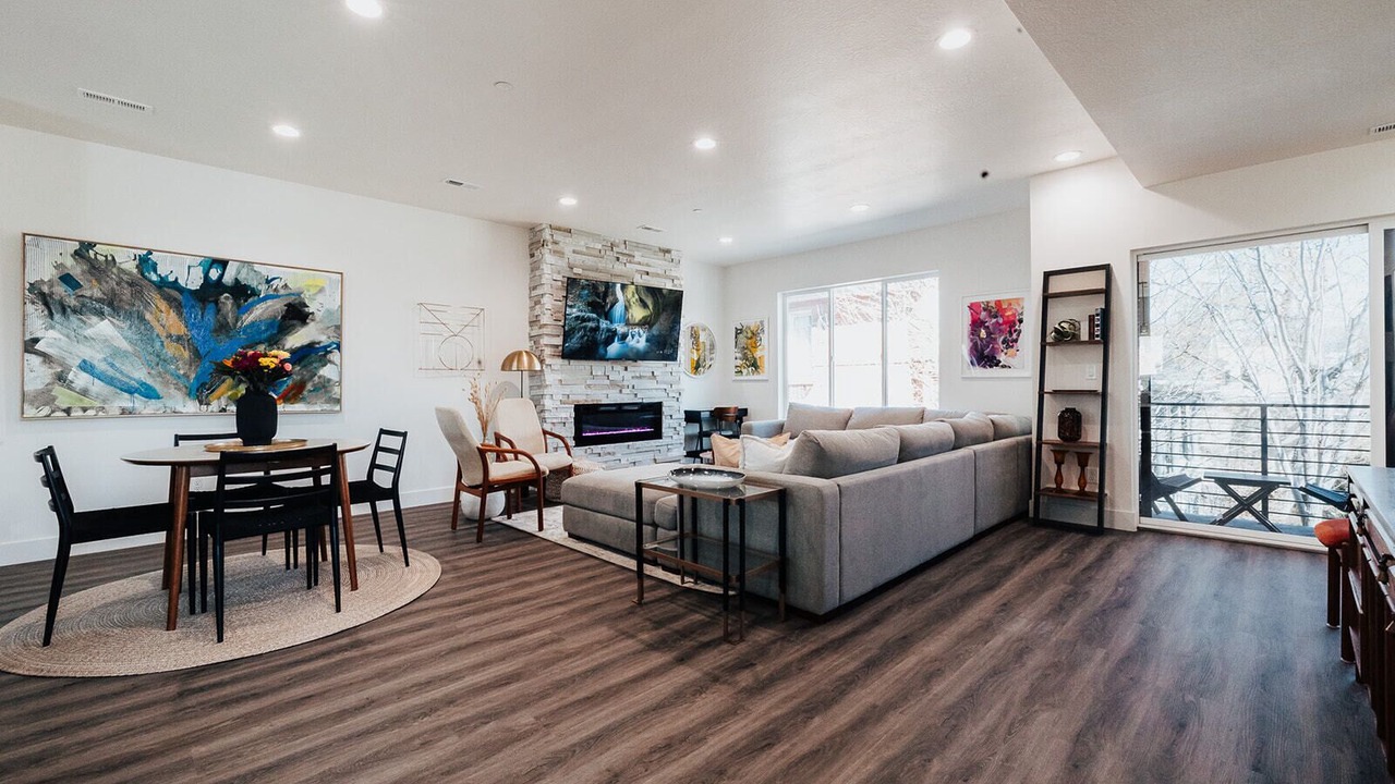 Photo of Livingroom in People's Freeway