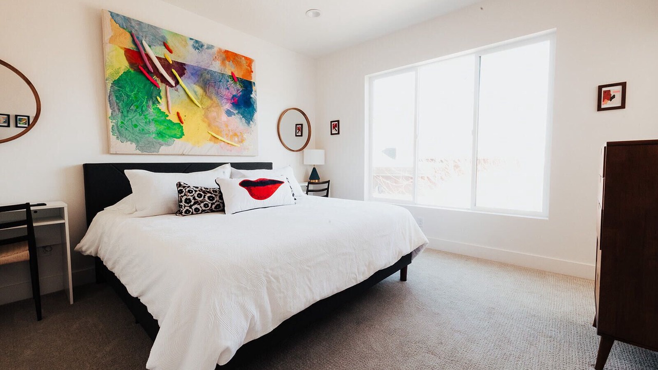 Photo of Bedroom in People's Freeway