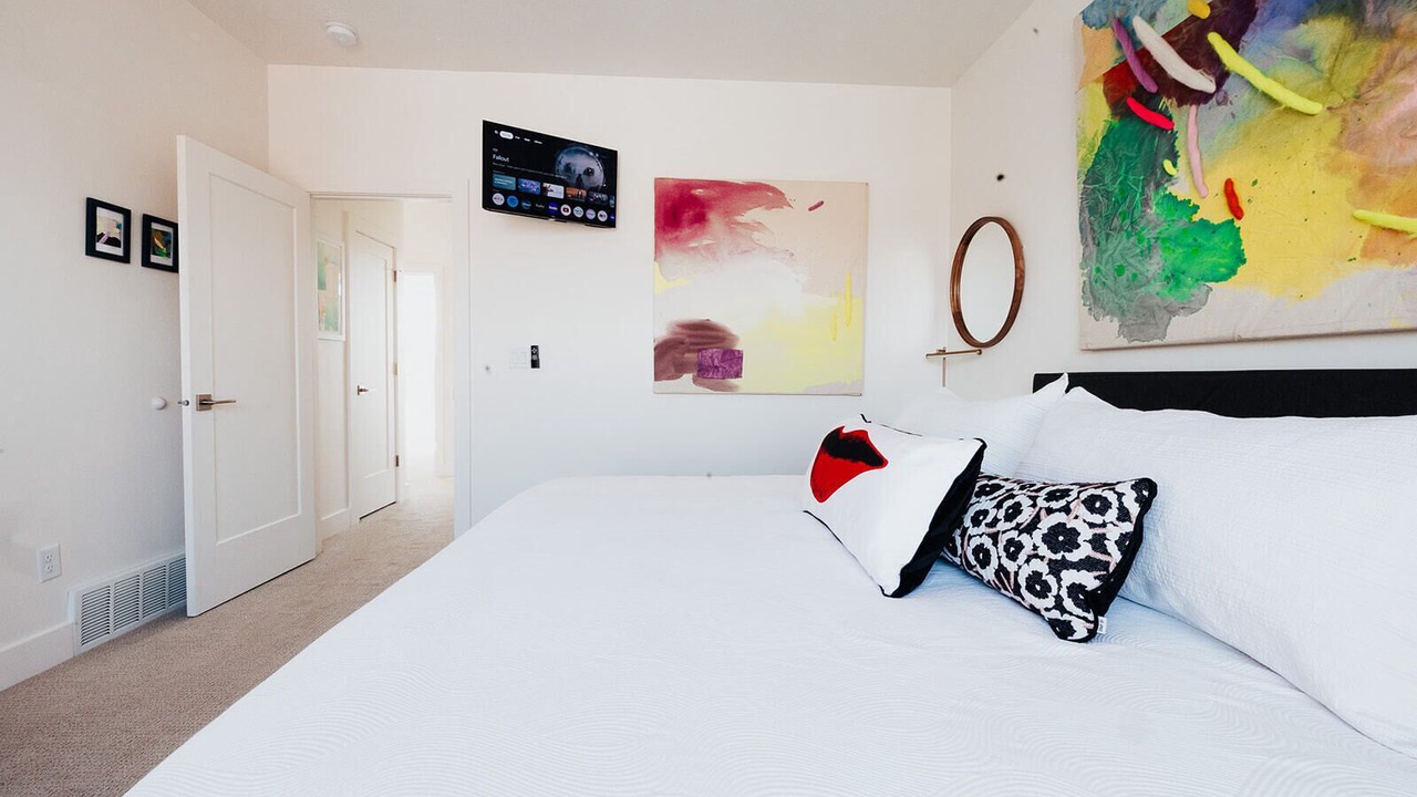 Photo of Bedroom in People's Freeway