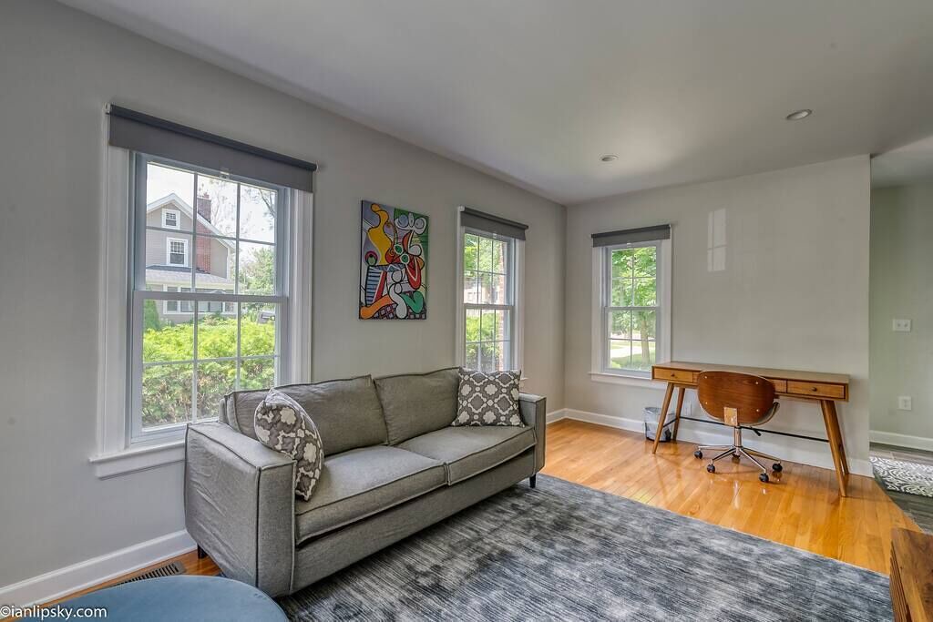 Photo of Livingroom in Lower Burns Park