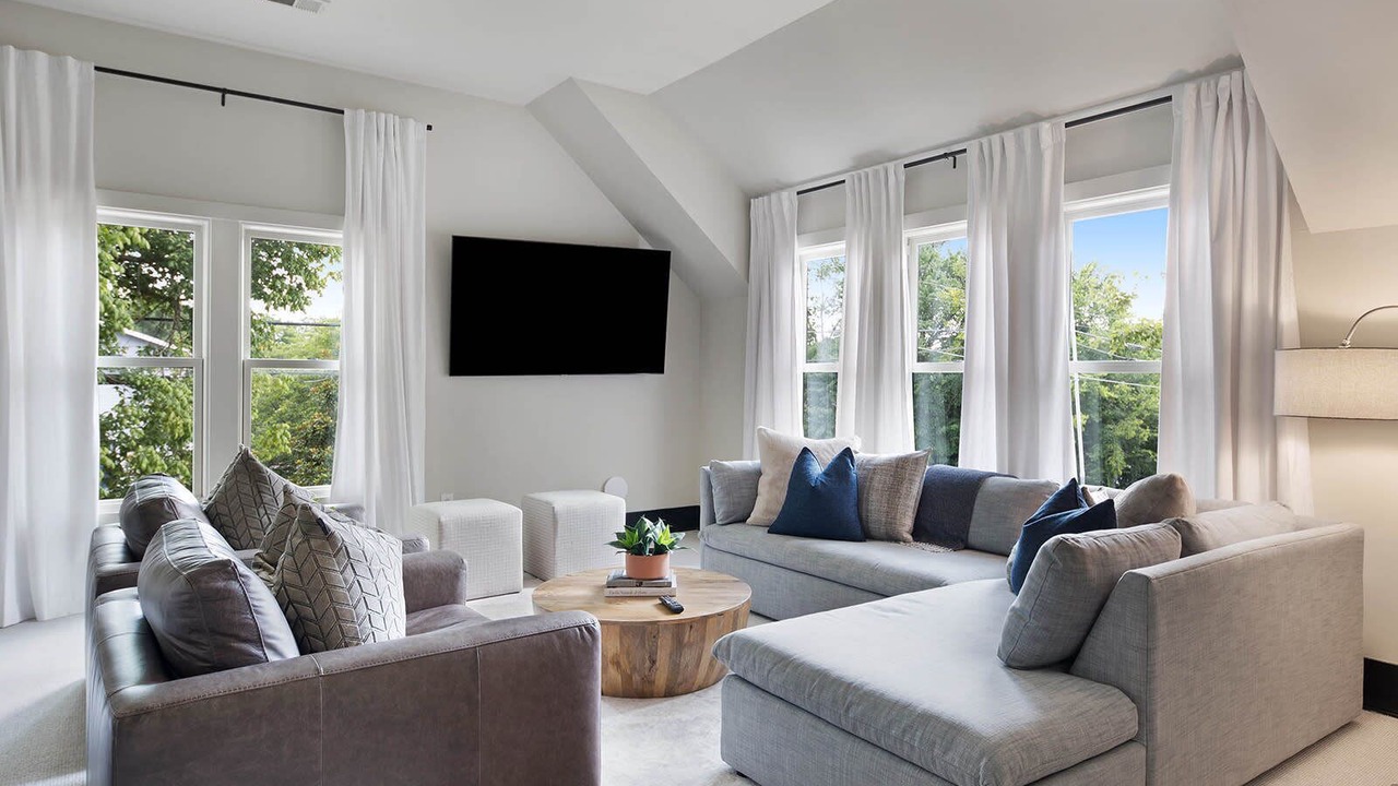 Photo of Livingroom in 12 South