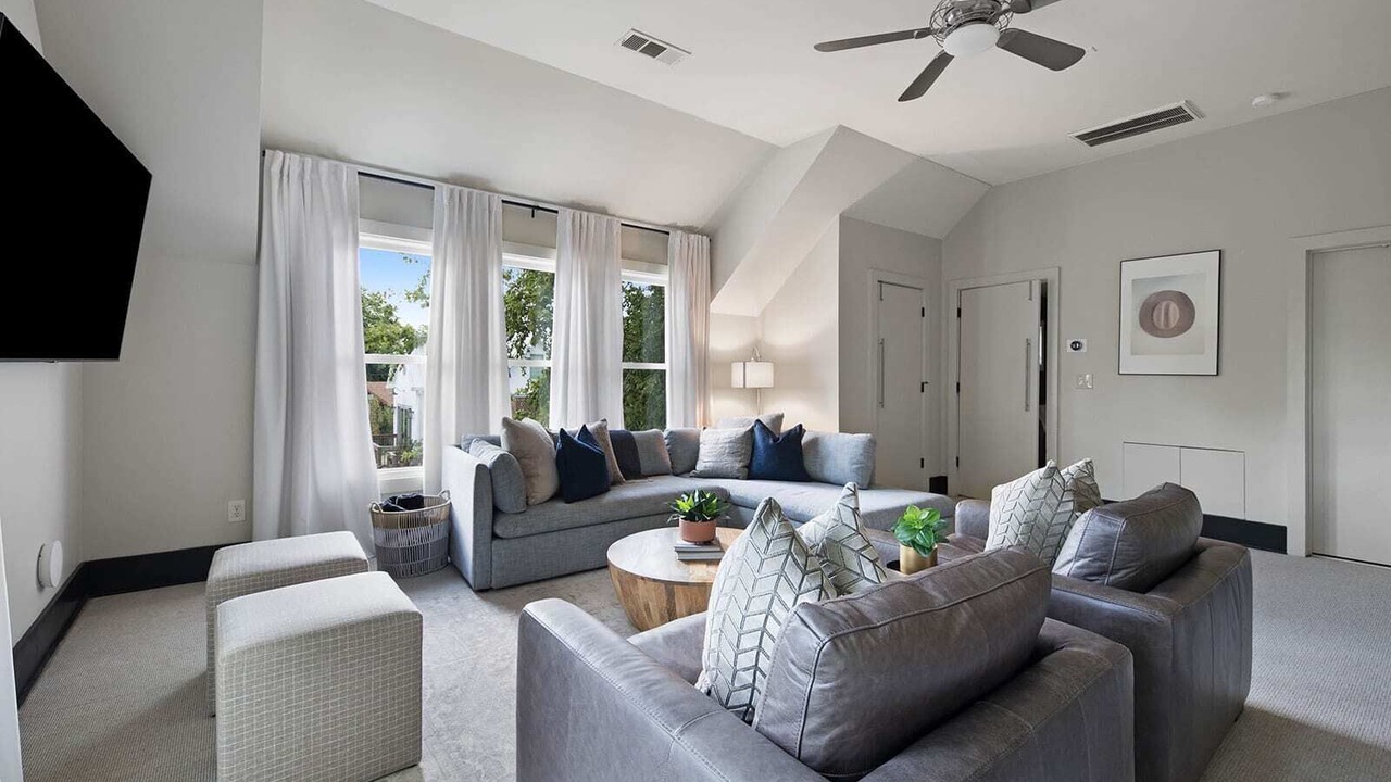Photo of Livingroom in 12 South
