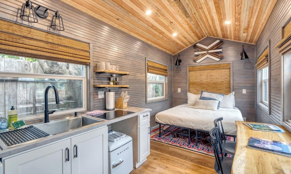 Photo of Bedroom in Hosford-Abernethy