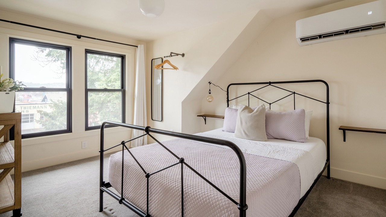 Photo of Bedroom in Hosford-Abernethy