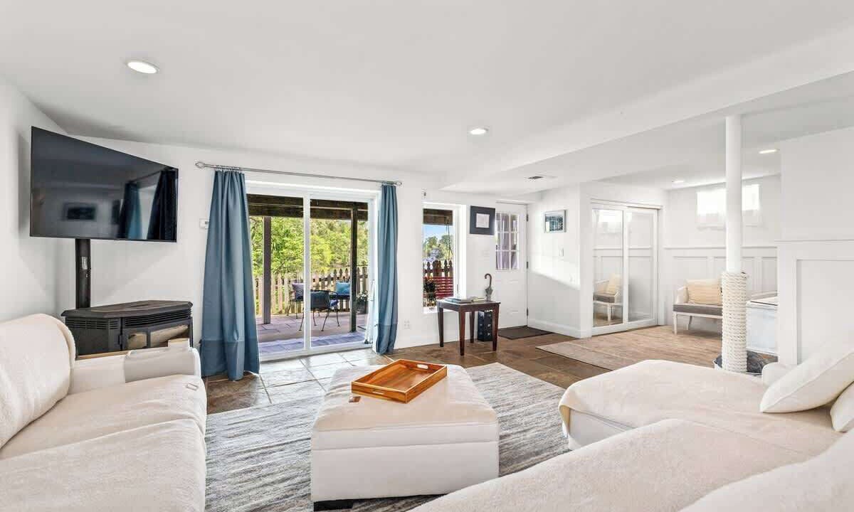 Photo of Livingroom in Edgewater