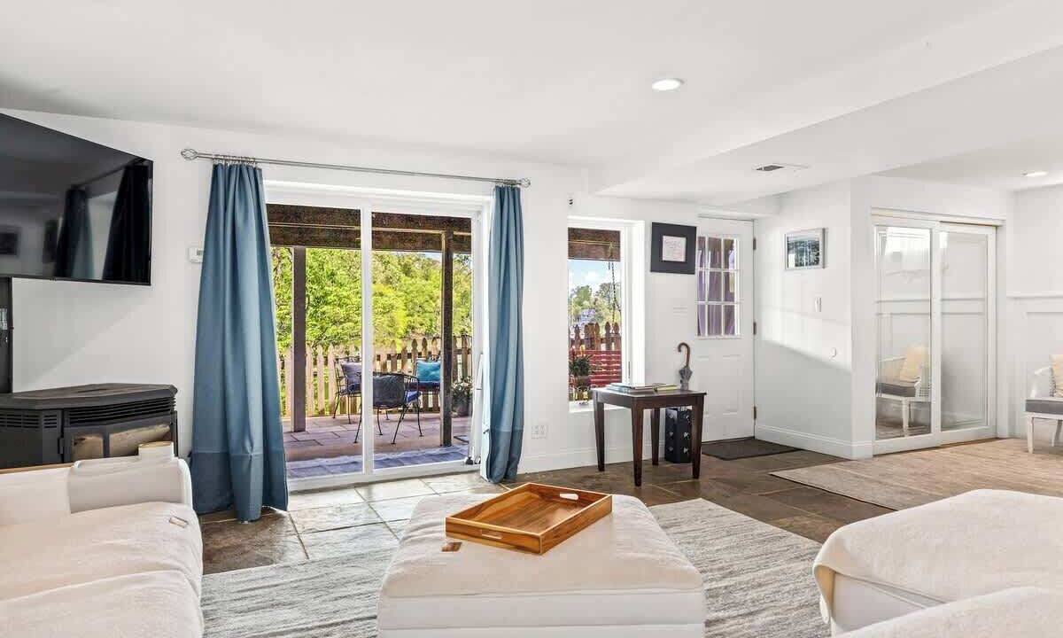 Photo of Livingroom in Edgewater
