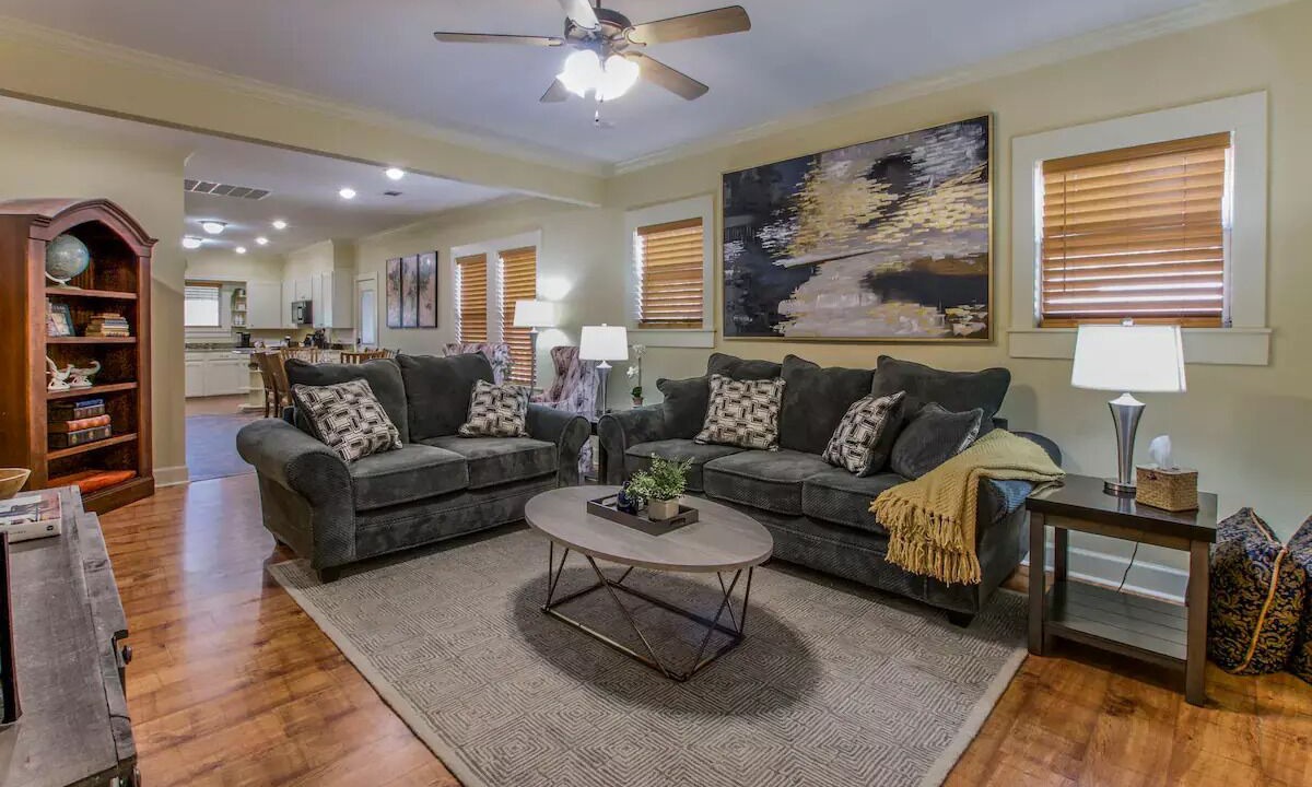 Photo of Livingroom in Lacy-Lakeview