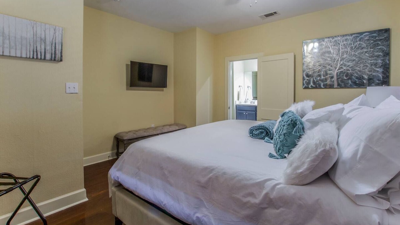 Photo of Bedroom in Lacy-Lakeview