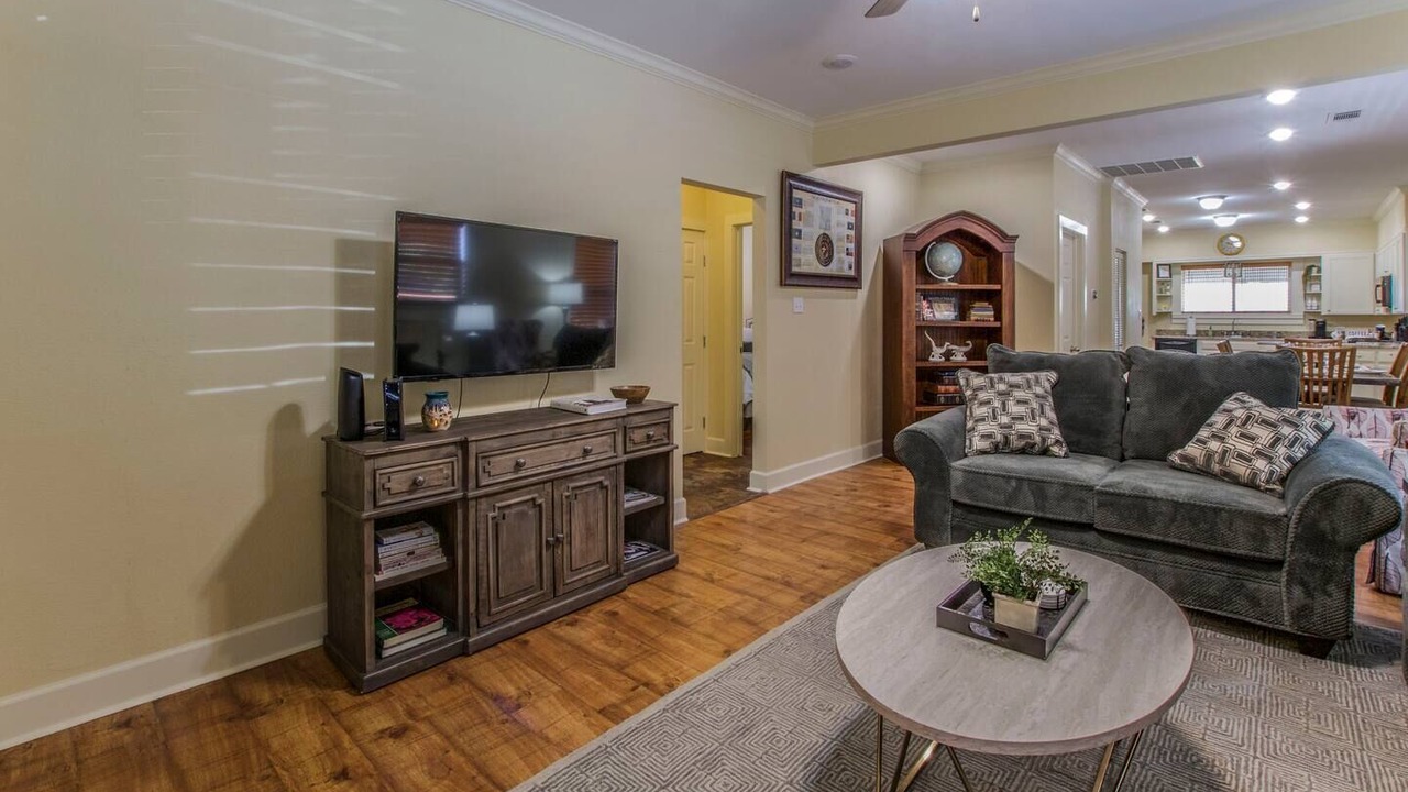 Photo of Livingroom in Lacy-Lakeview