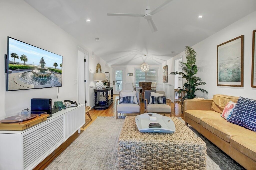 Photo of Livingroom in Twin Oaks