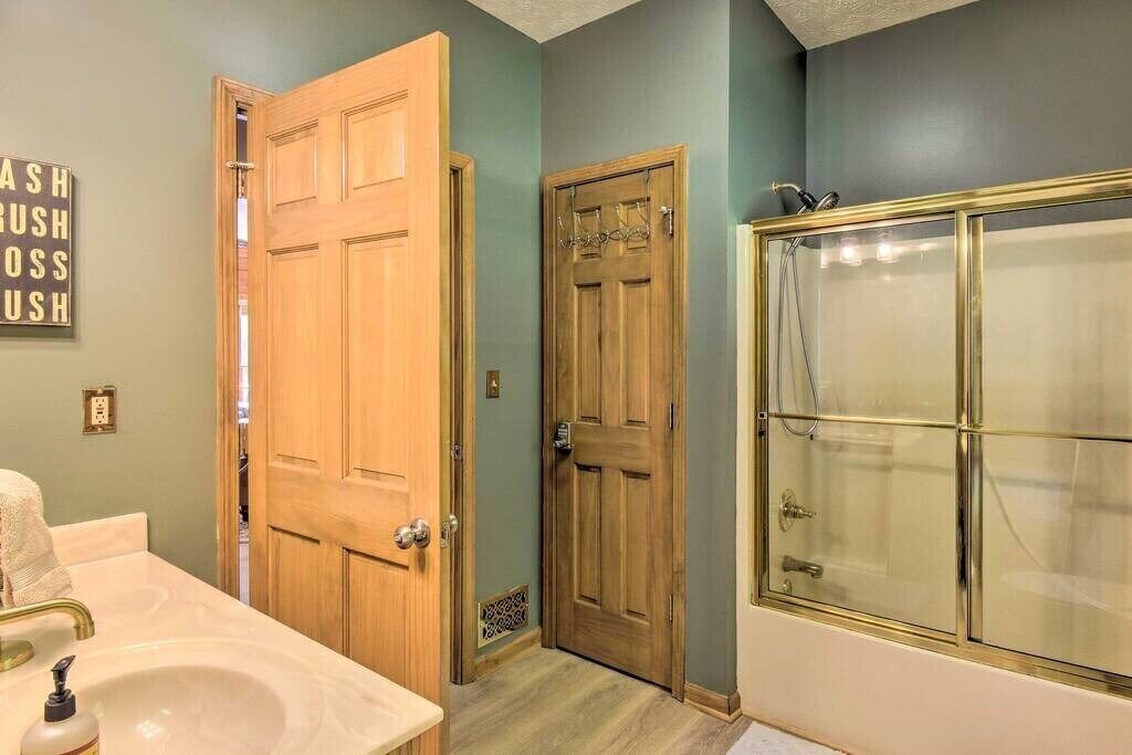 Photo of Bathroom in East Ellijay