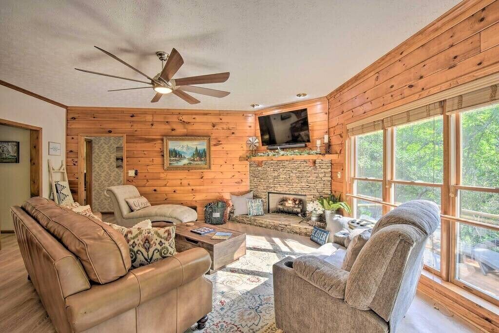 Photo of Livingroom in East Ellijay