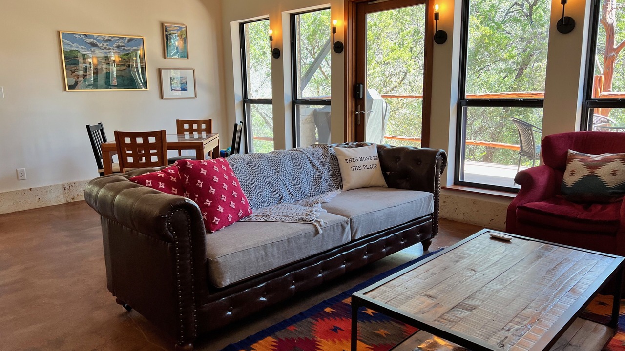 Photo of Livingroom in Westlake Highlands