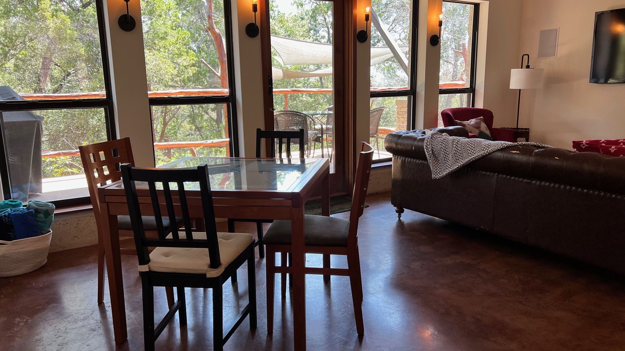 Photo of Livingroom in Westlake Highlands