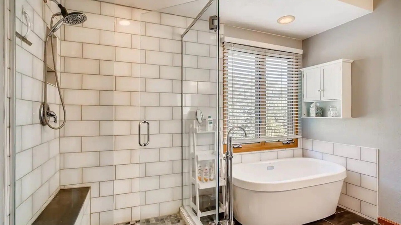 Photo of Bathroom in Pleasant Park Corridor