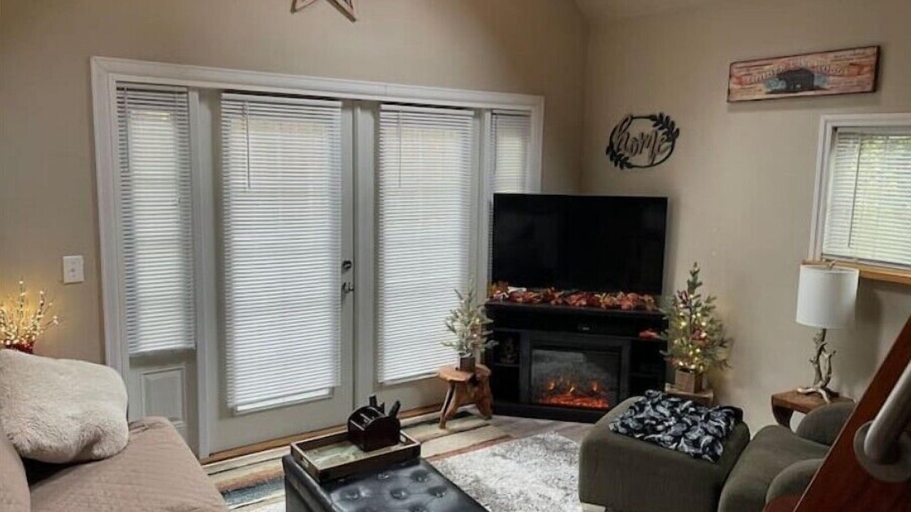 Photo of Livingroom in East Lake Hills