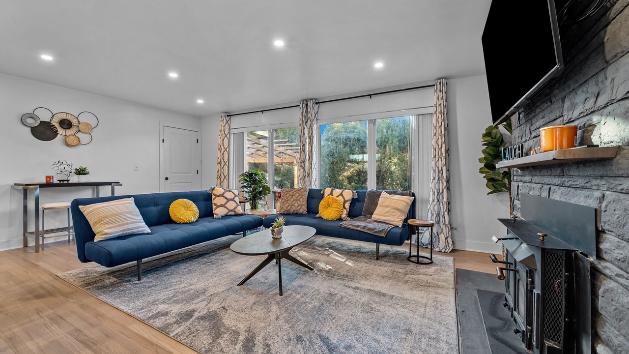Photo of Livingroom in Mid-Lakewood