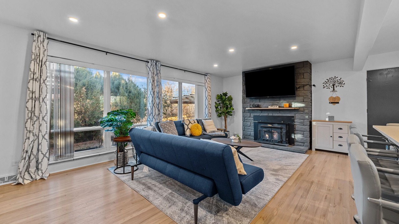 Photo of Livingroom in Mid-Lakewood