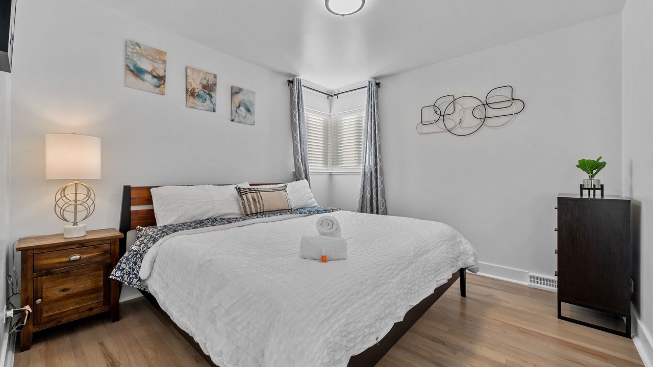 Photo of Bedroom in Mid-Lakewood