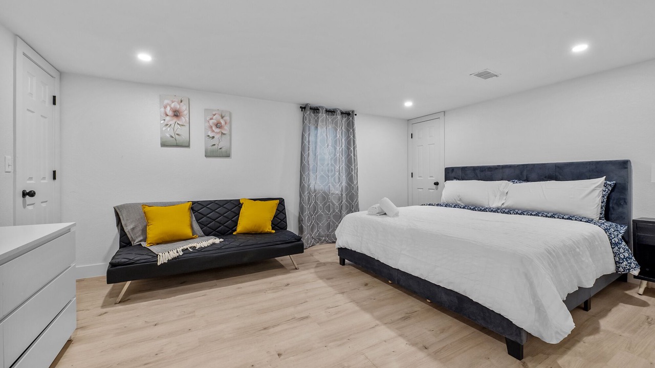 Photo of Bedroom in Mid-Lakewood
