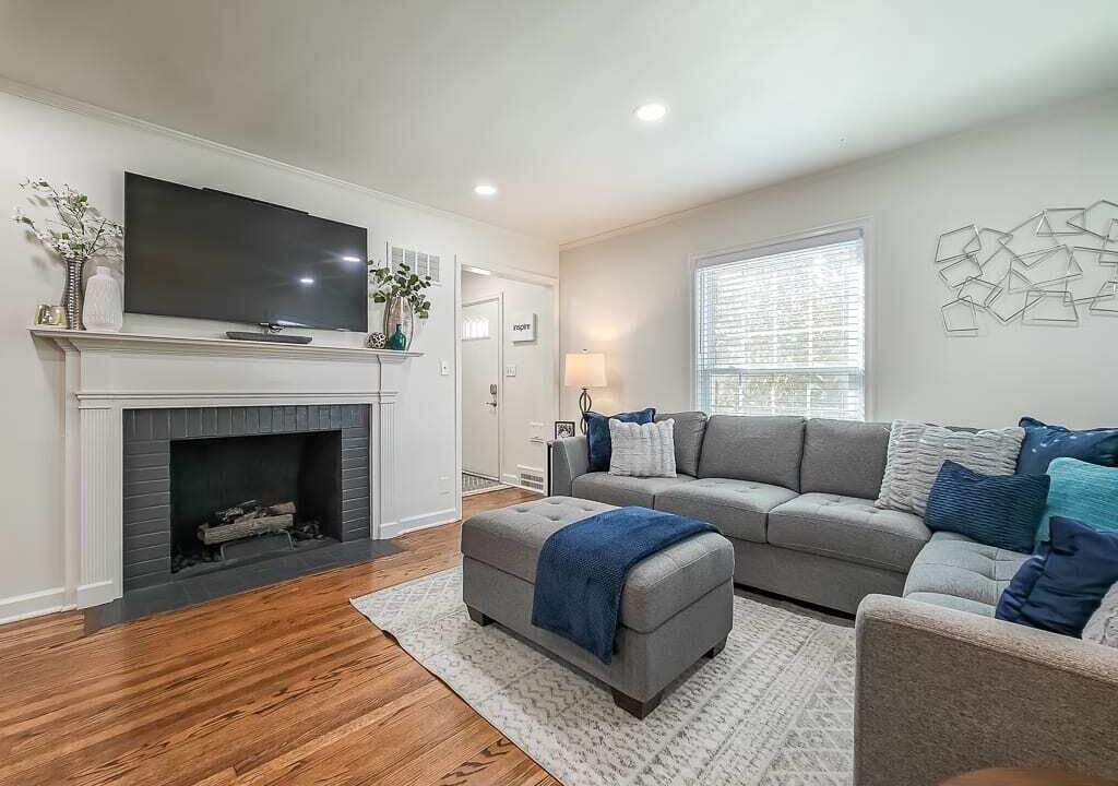 Photo of Livingroom in West Plaza