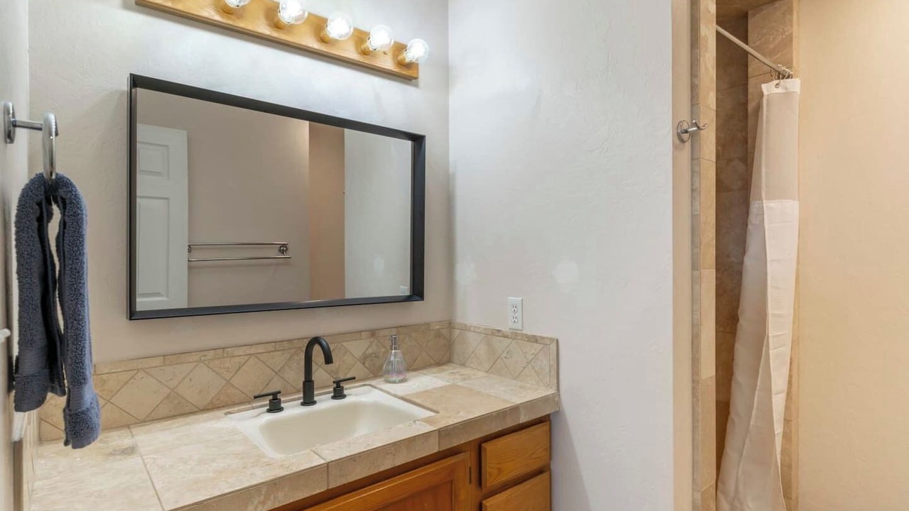 Photo of Bathroom in Lakeview