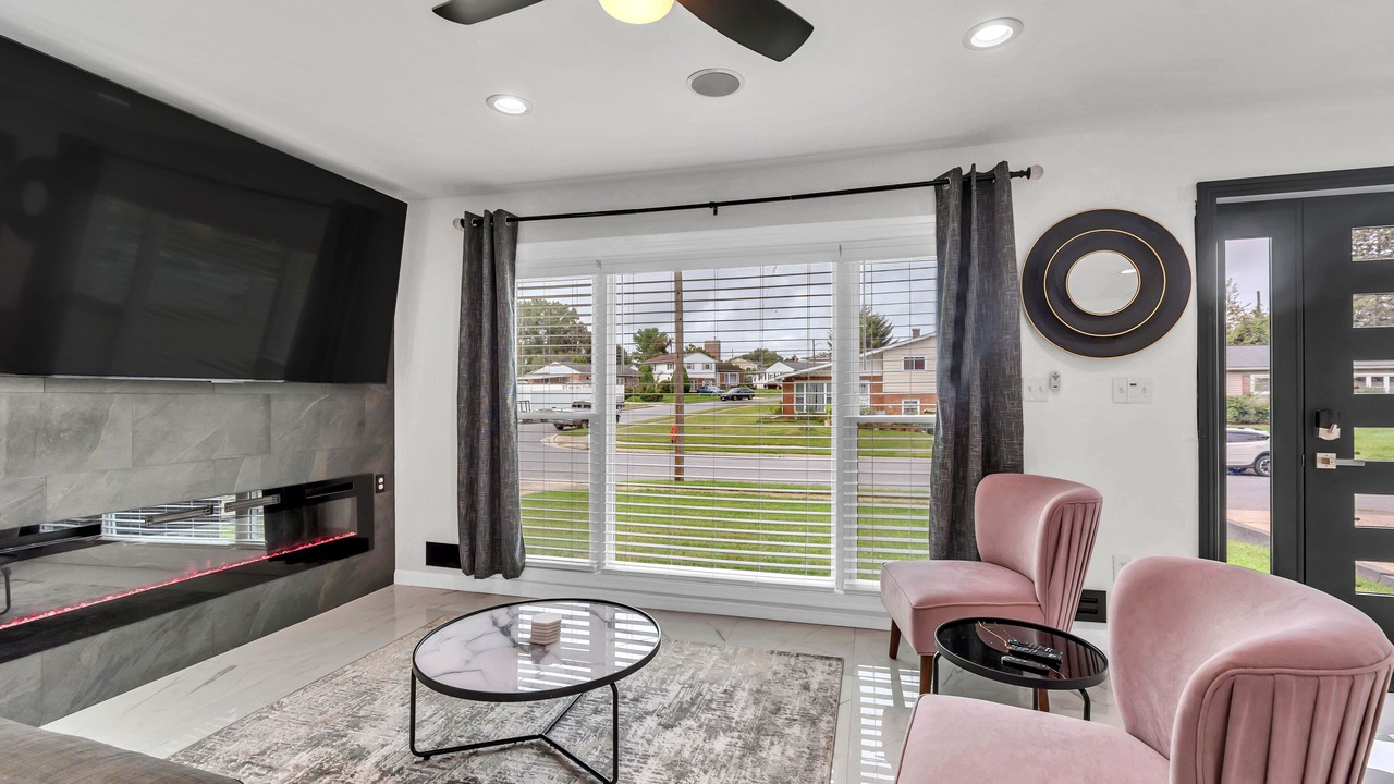 Photo of Livingroom in Lochearn