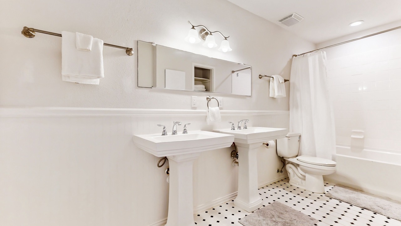 Photo of Bathroom in Harbor Oaks